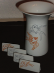 Vase und Namenskärtchen